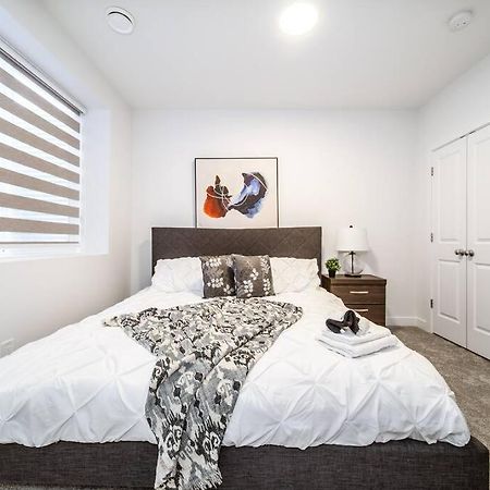 *New* Modern Suite King Bed! Netflix! Sleeps 4! Едмонтон Екстер'єр фото