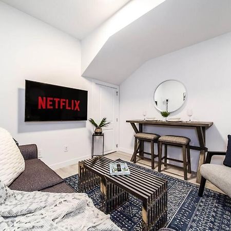 *New* Modern Suite King Bed! Netflix! Sleeps 4! Едмонтон Екстер'єр фото