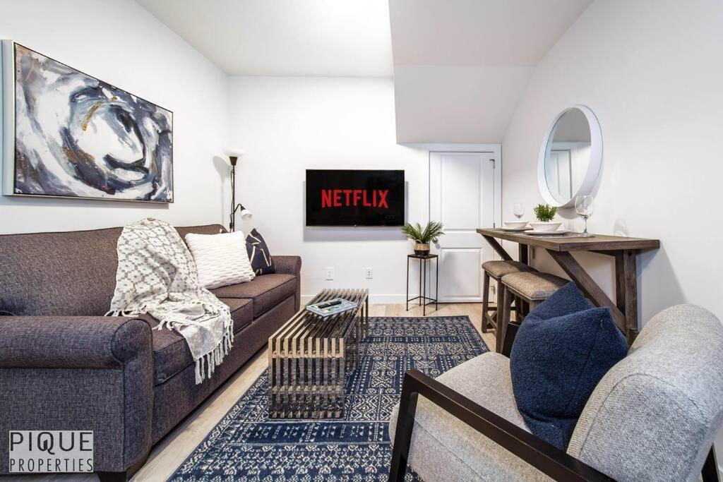 *New* Modern Suite King Bed! Netflix! Sleeps 4! Едмонтон Екстер'єр фото