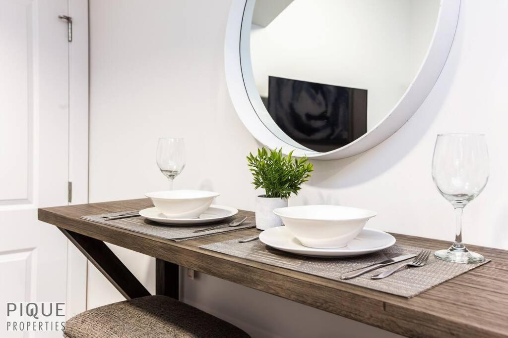 *New* Modern Suite King Bed! Netflix! Sleeps 4! Едмонтон Екстер'єр фото