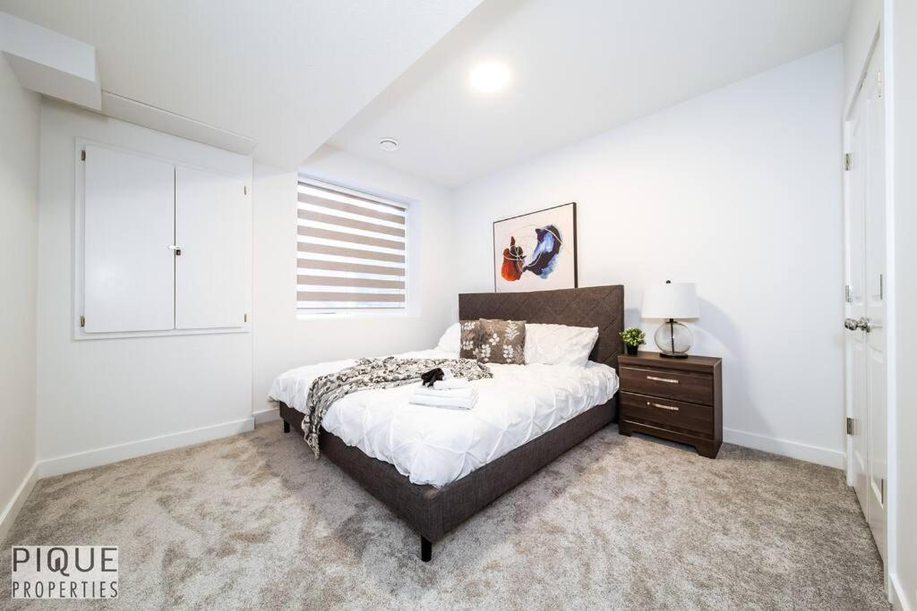 *New* Modern Suite King Bed! Netflix! Sleeps 4! Едмонтон Екстер'єр фото