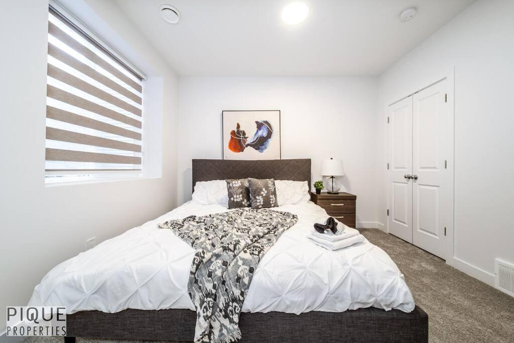 *New* Modern Suite King Bed! Netflix! Sleeps 4! Едмонтон Екстер'єр фото