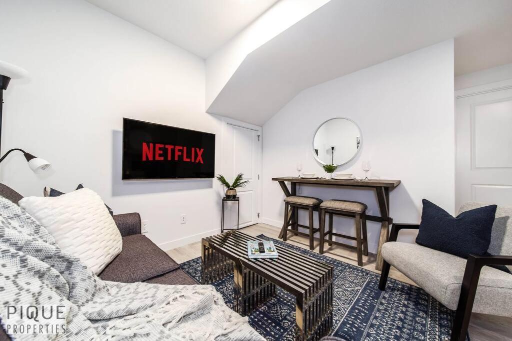 *New* Modern Suite King Bed! Netflix! Sleeps 4! Едмонтон Екстер'єр фото