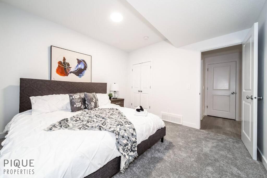 *New* Modern Suite King Bed! Netflix! Sleeps 4! Едмонтон Екстер'єр фото