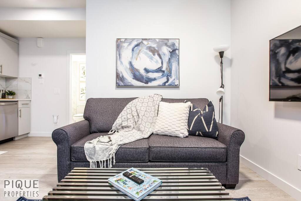*New* Modern Suite King Bed! Netflix! Sleeps 4! Едмонтон Екстер'єр фото