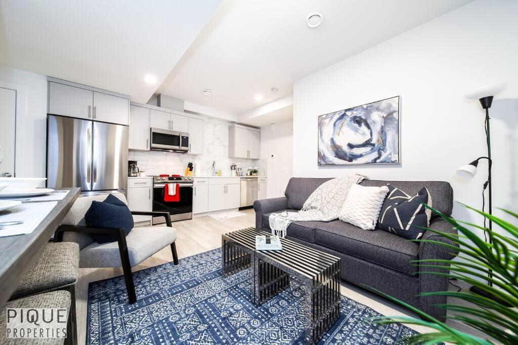 *New* Modern Suite King Bed! Netflix! Sleeps 4! Едмонтон Екстер'єр фото