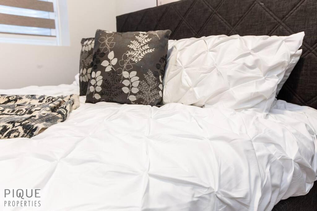 *New* Modern Suite King Bed! Netflix! Sleeps 4! Едмонтон Екстер'єр фото
