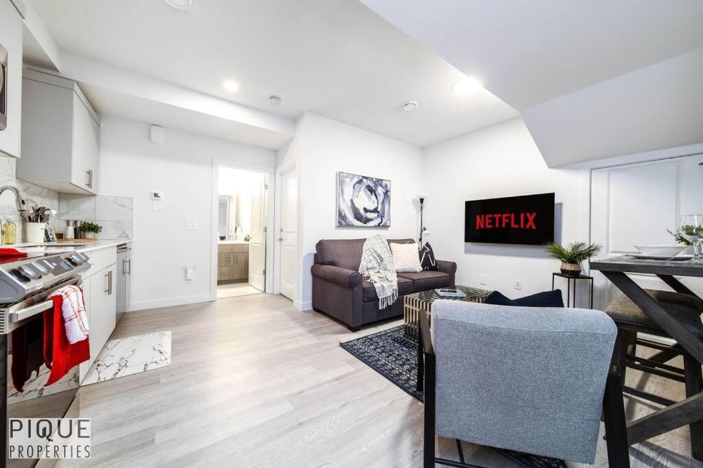 *New* Modern Suite King Bed! Netflix! Sleeps 4! Едмонтон Екстер'єр фото